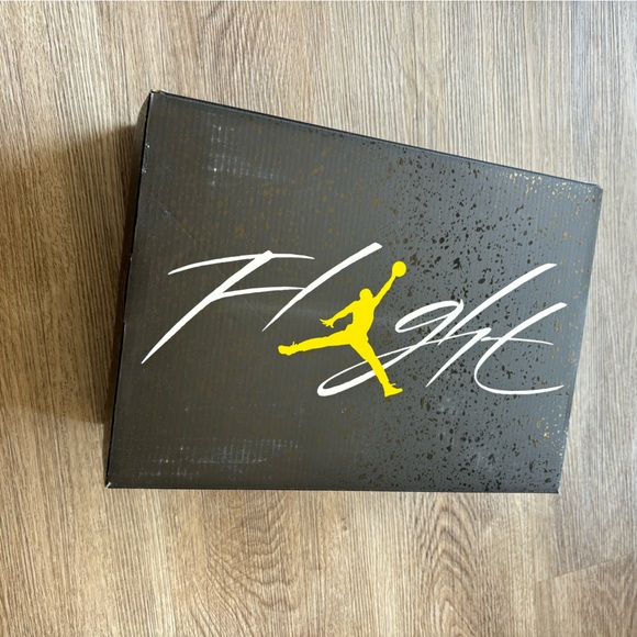 Brand New - Air Jordan 4 Retro 'Thunder' 2023 - Picture 4 of 5